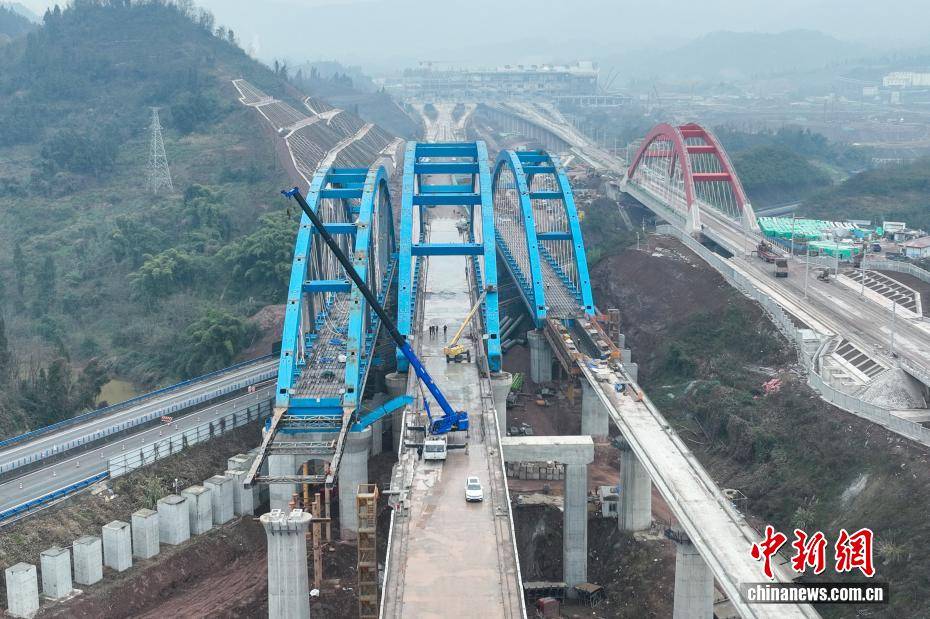 西渝高铁康渝段跨营达高速公路大桥顶推作业